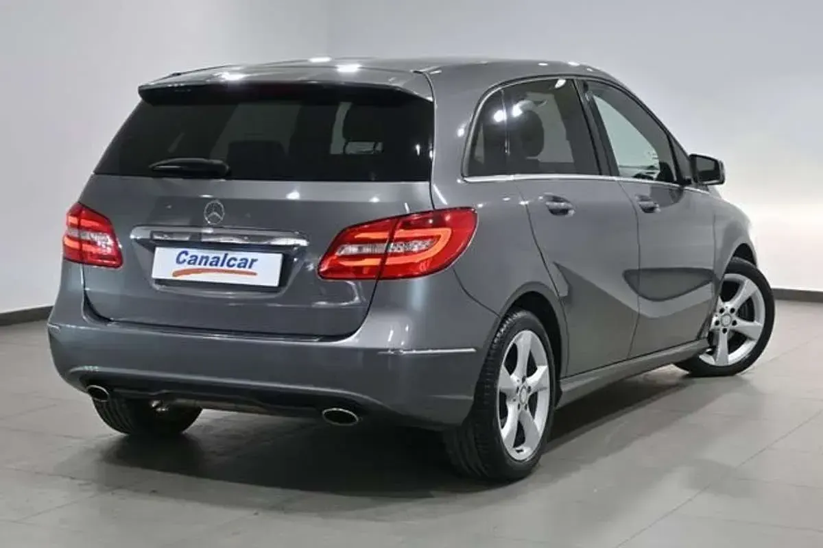 Usado Mercedes B180 109 CV (80 kW) 2014 Gris Utilitario