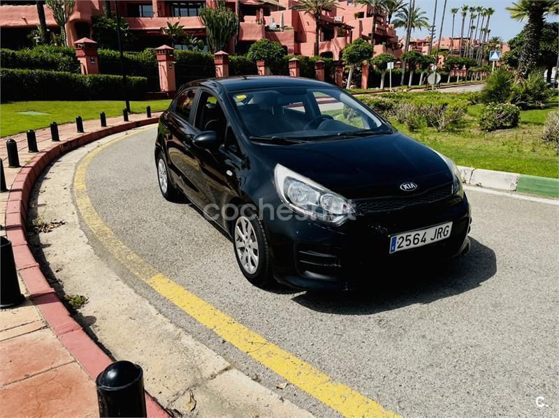 Negro Usado 2016 Kia Rio Berlina | 7190 € (Precio justo) - Imagen 1/4