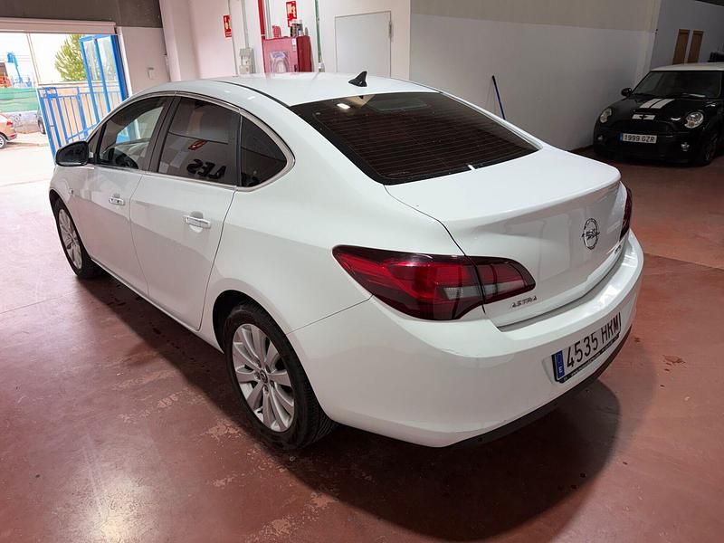 Usado Opel Astra Excellence 130 CV (95 kW) 2013 Blanco Berlina