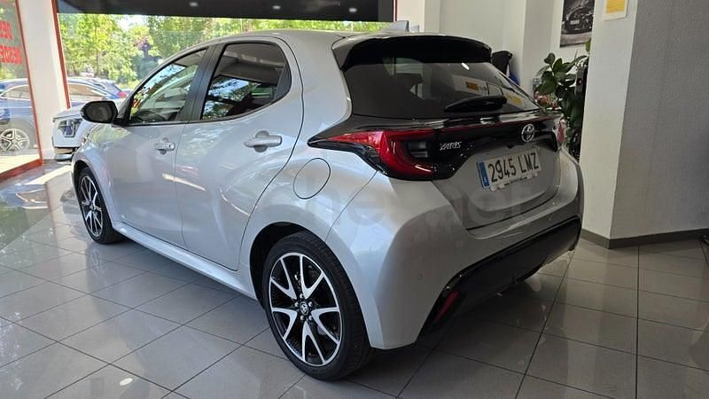 Usado Toyota Yaris Hybrid Plus 116 CV (85 kW) 2021 Gris / plata Berlina