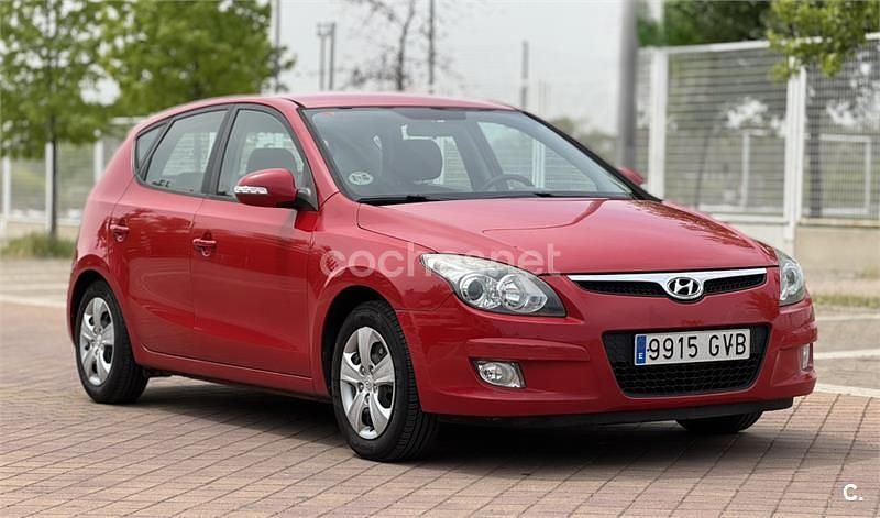Usado Hyundai i30 Comfort 90 CV (66 kW) 2010 Rojo Berlina