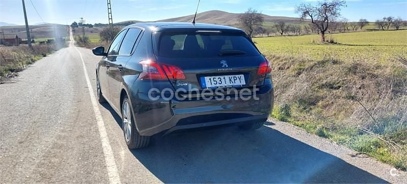 Usado Peugeot 308 Access 110 CV (80 kW) 2018 Gris / plata Berlina