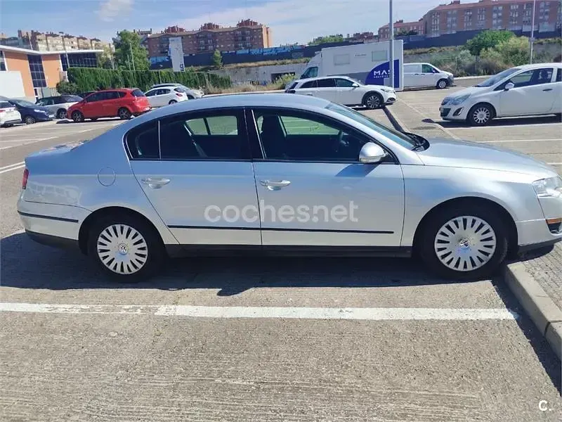 Usado VW Passat Trendline 140 CV (102 kW) 2006 Gris / plata Berlina