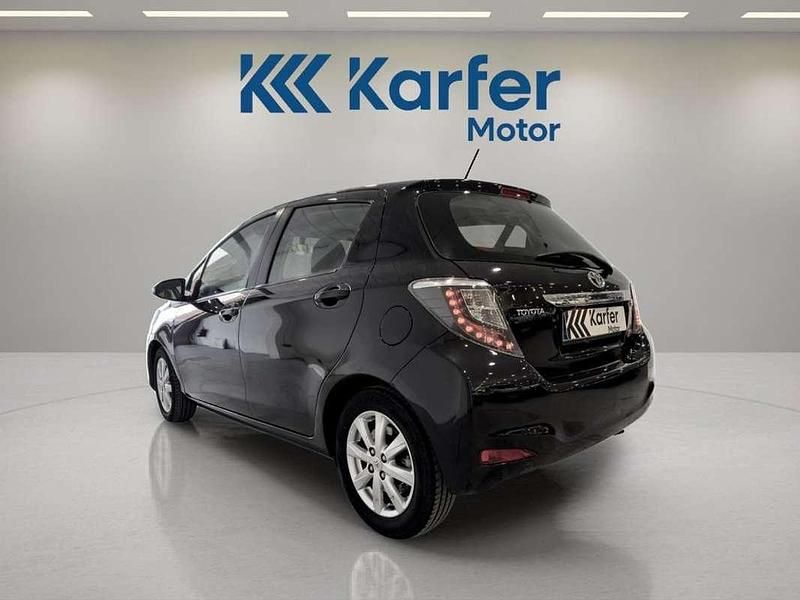 Usado Toyota Yaris Hybrid Active 99 CV (72 kW) 2012 Negro Utilitario