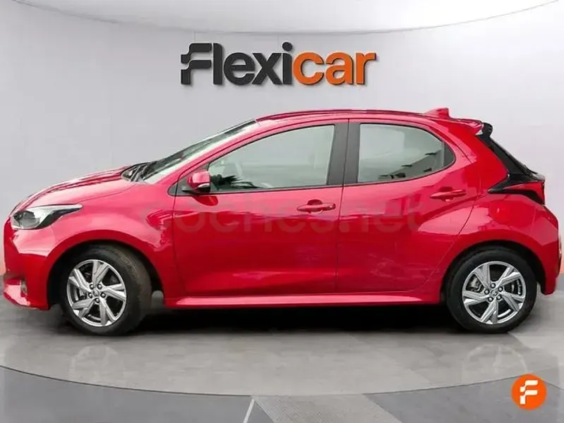 Usado Toyota Yaris Hybrid Active 116 CV (85 kW) 2024 Granate Berlina