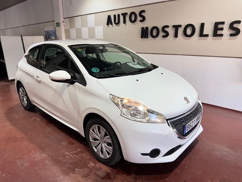 Blanco Usado 2012 Peugeot 208 Allure Utilitario | 6995 € (Precio justo) - Imagen 1/4