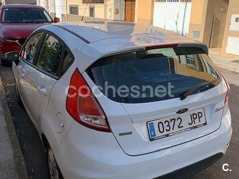 Usado Ford Fiesta Trend 100 CV (73 kW) 2016 Blanco Berlina