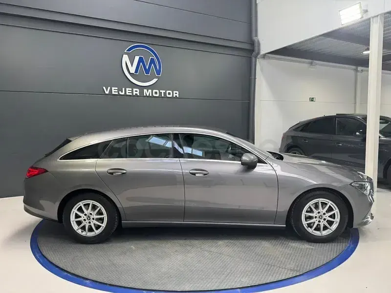 Usado Mercedes CLA200 Shooting Brake 150 CV (110 kW) 2020 Gris / plata Familiar