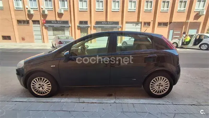 Usado Fiat Grande Punto Active 90 CV (66 kW) 2008 Negro Utilitario