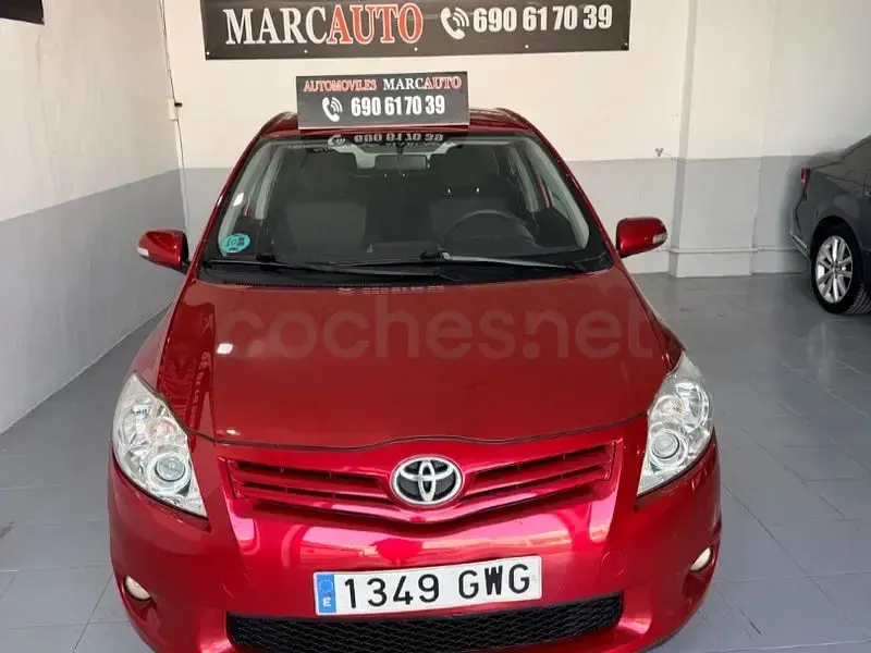 Usado Toyota Auris 97 CV (71 kW) 2010 Granate Utilitario