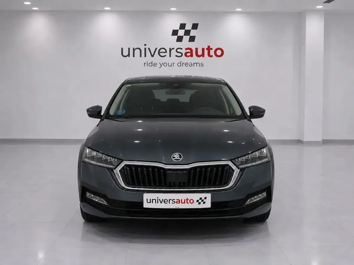 Usado Skoda Octavia Ambition 150 CV (110 kW) 2021 Gris / plata Berlina