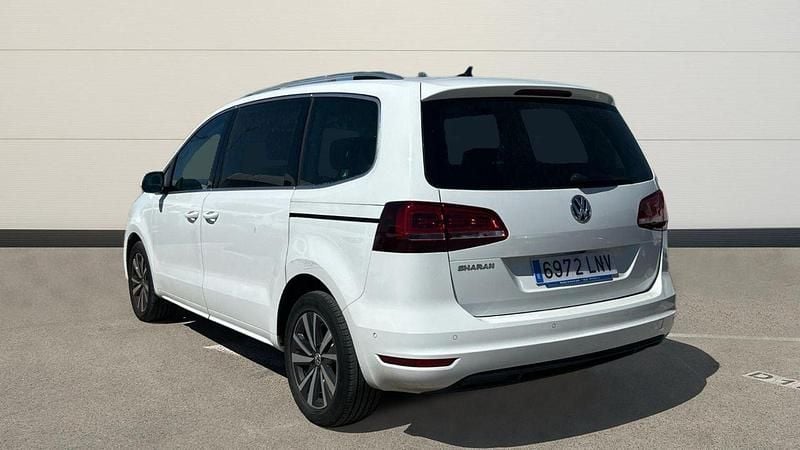 Usado VW Sharan Advance 150 CV (110 kW) 2021 Blanco Monovolumen