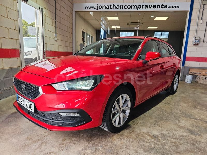 Usado Seat Leon Style 110 CV (80 kW) 2023 Rojo Familiar