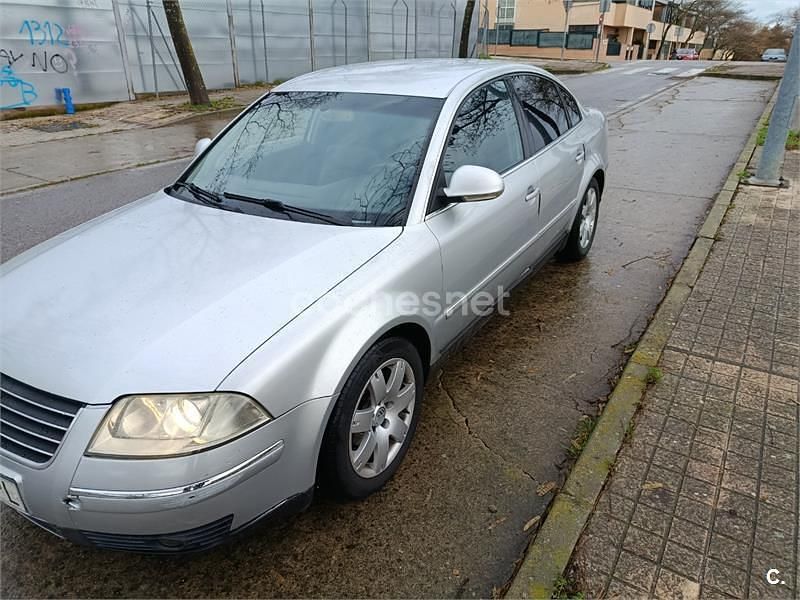 Usado VW Passat Highline 130 CV (95 kW) 2005 Gris / plata Berlina