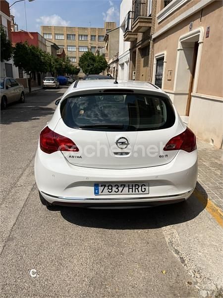 Blanco Usado 2013 Opel Astra Selective Berlina | 8700 € (Precio justo) - Imagen 1/4