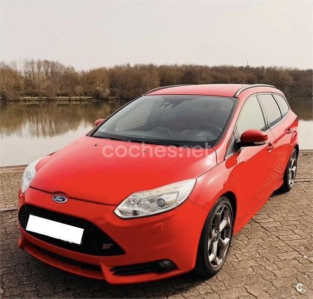 Usado Ford Focus ST 250 CV (183 kW) 2012 Rojo Familiar