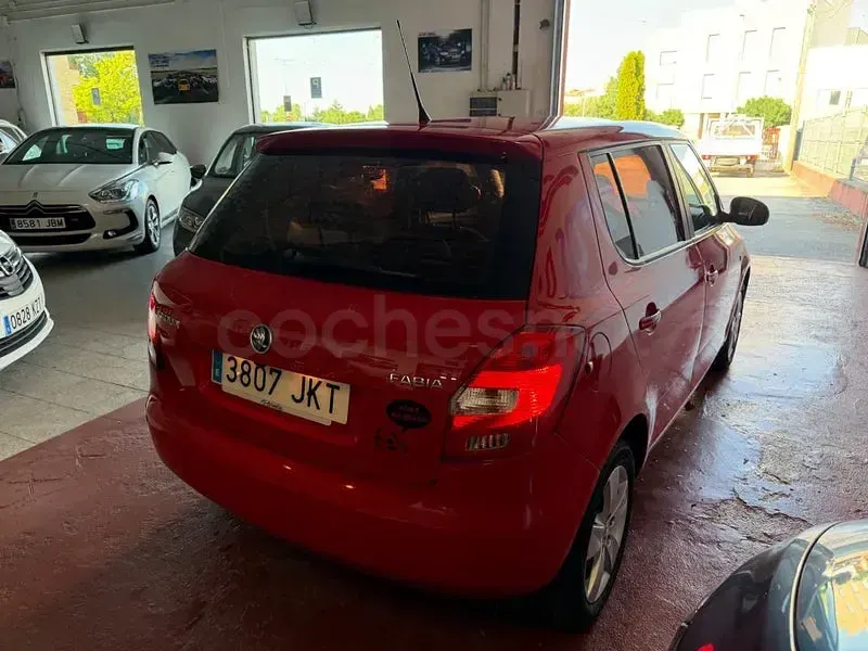 Usado Skoda Fabia Active 90 CV (66 kW) 2016 Rojo Berlina