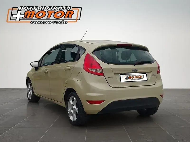 Usado Ford Fiesta Trend 68 CV (50 kW) 2009 Beige Berlina