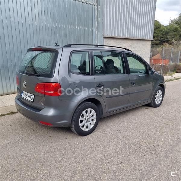 Usado VW Touran Advance 105 CV (77 kW) 2014 Gris / plata Monovolumen