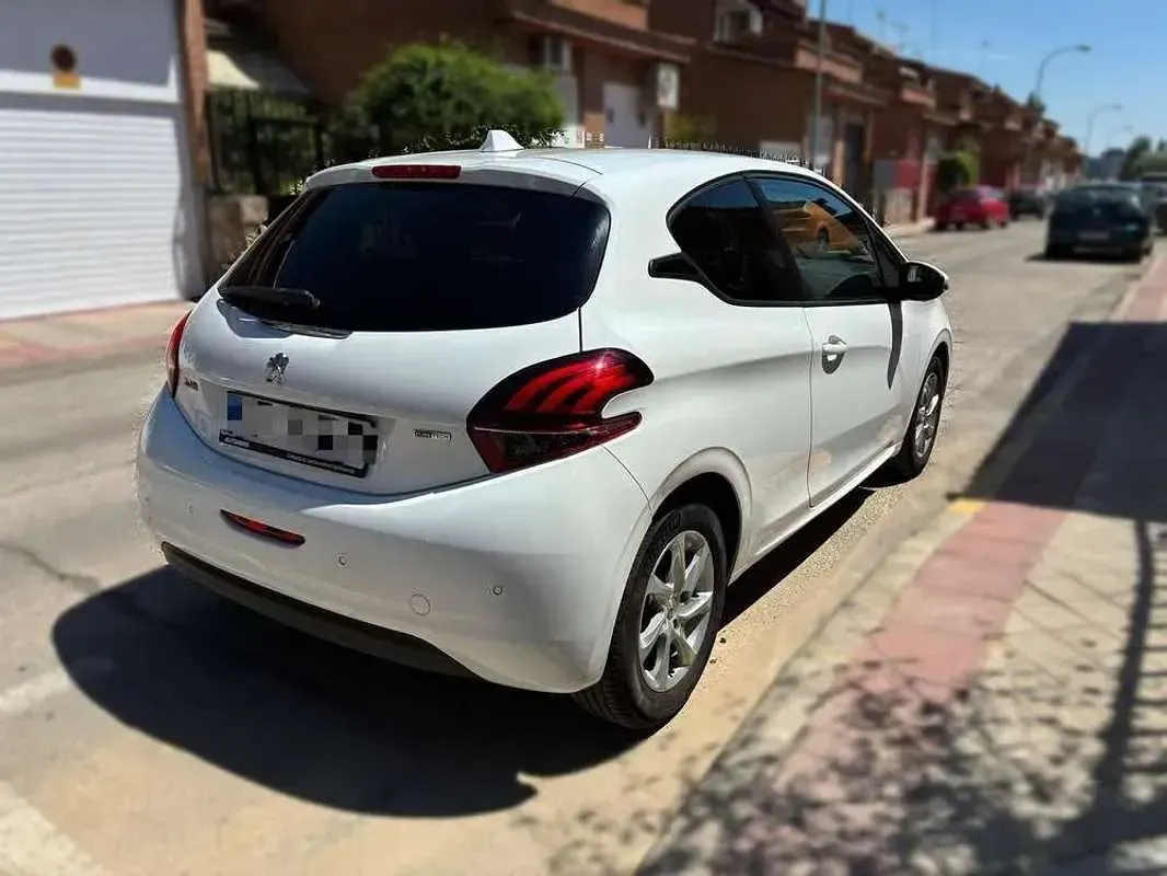 Usado Peugeot 208 Active 82 CV (60 kW) 2016 Blanco Utilitario
