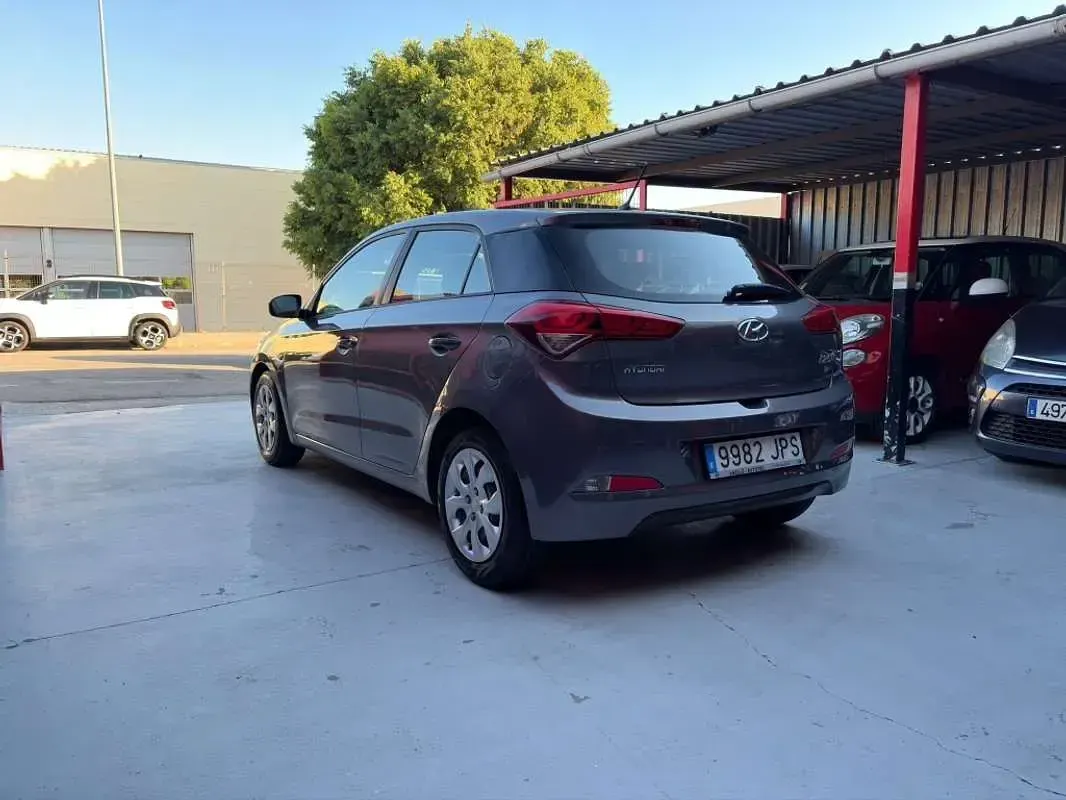Usado Hyundai i20 75 CV (55 kW) 2016 Gris Utilitario