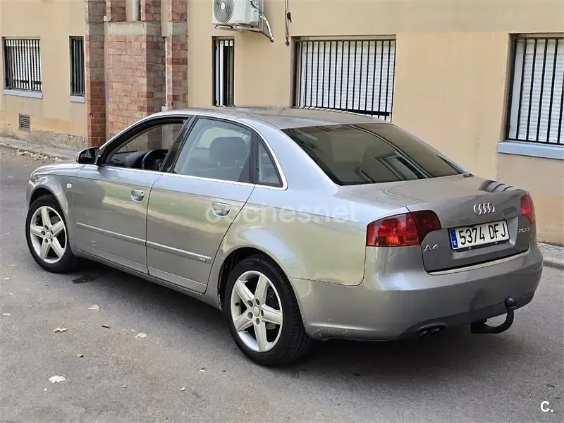 Usado Audi A4 140 CV (102 kW) 2005 Gris / plata Berlina