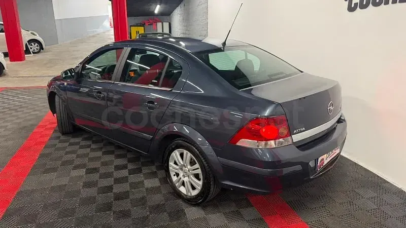 Usado Opel Astra Edition 100 CV (73 kW) 2009 Gris / plata Berlina