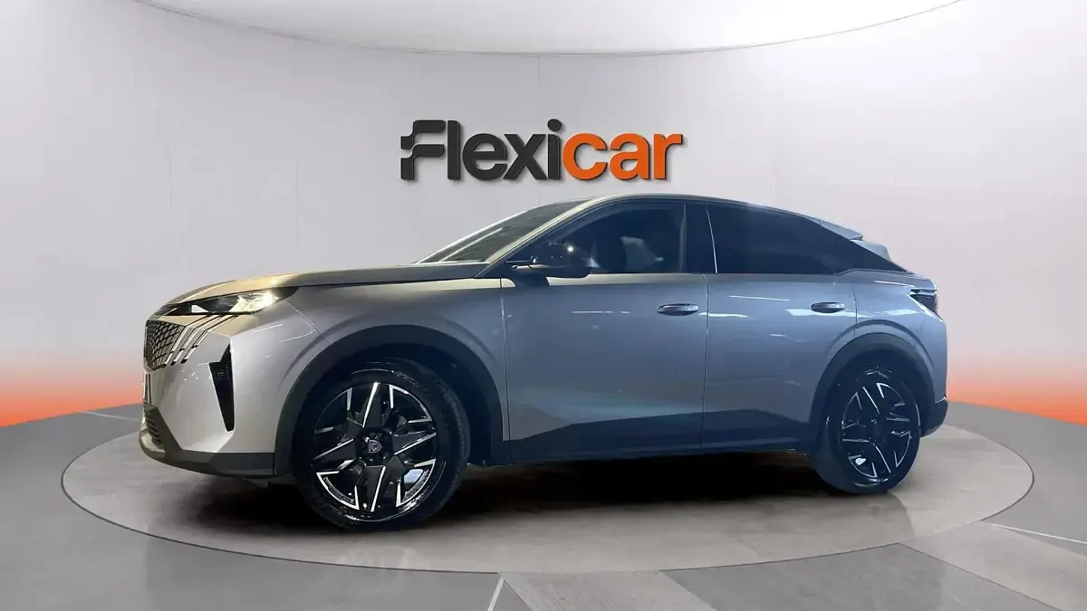 Usado Peugeot 3008 Allure 136 CV (100 kW) 2025 Gris SUV