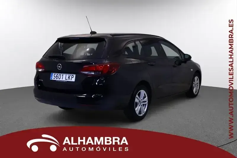 Usado Opel Astra Sport 145 CV (106 kW) 2021 Negro Familiar