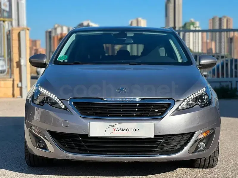 Usado Peugeot 308 SW Active 131 CV (96 kW) 2015 Gris / plata Familiar