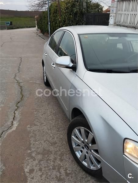 Usado VW Passat Trendline 140 CV (102 kW) 2006 Gris / plata Berlina