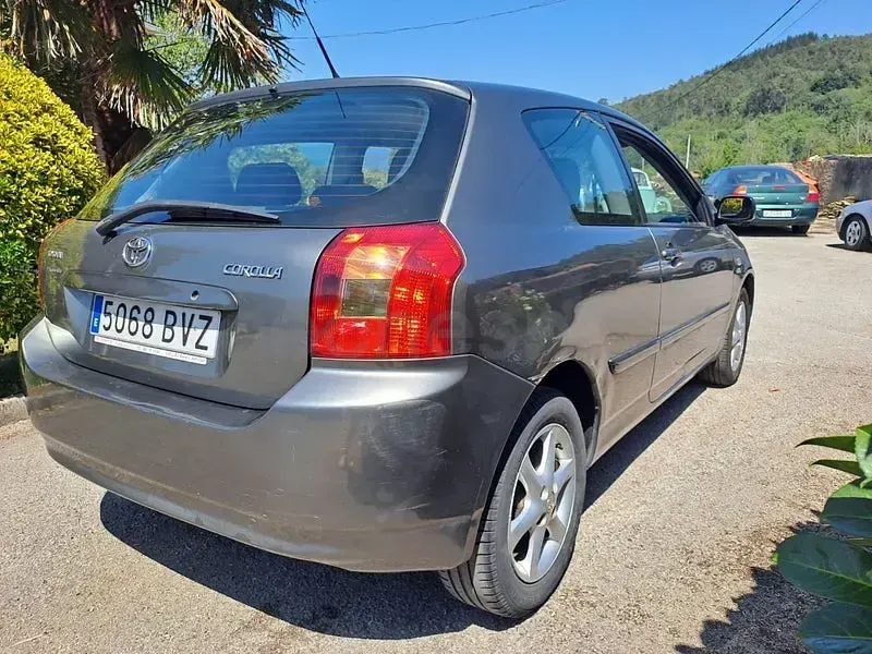 Usado Toyota Corolla Sol 90 CV (66 kW) 2003 Beige Berlina