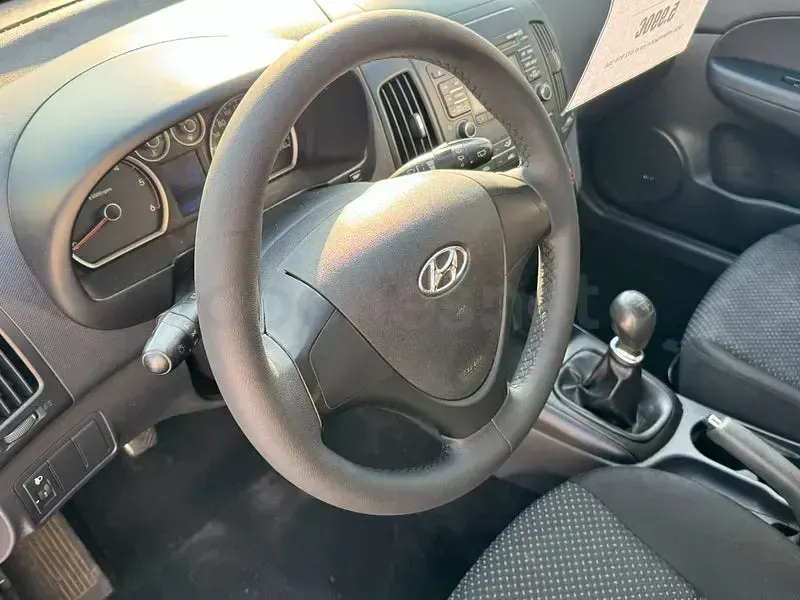 Usado Hyundai i30 Classic 90 CV (66 kW) 2012 Granate Berlina