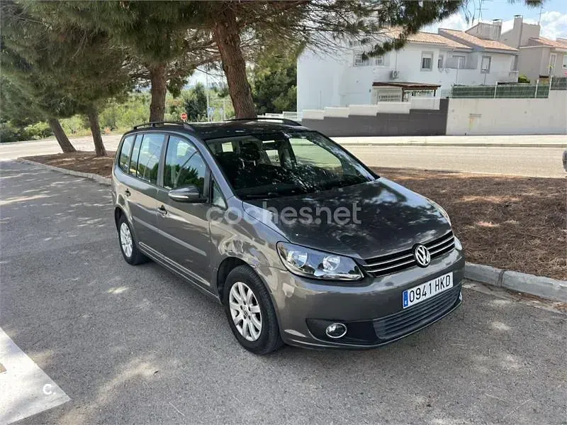 Usado VW Touran Advance 105 CV (77 kW) 2012 Marrón Monovolumen