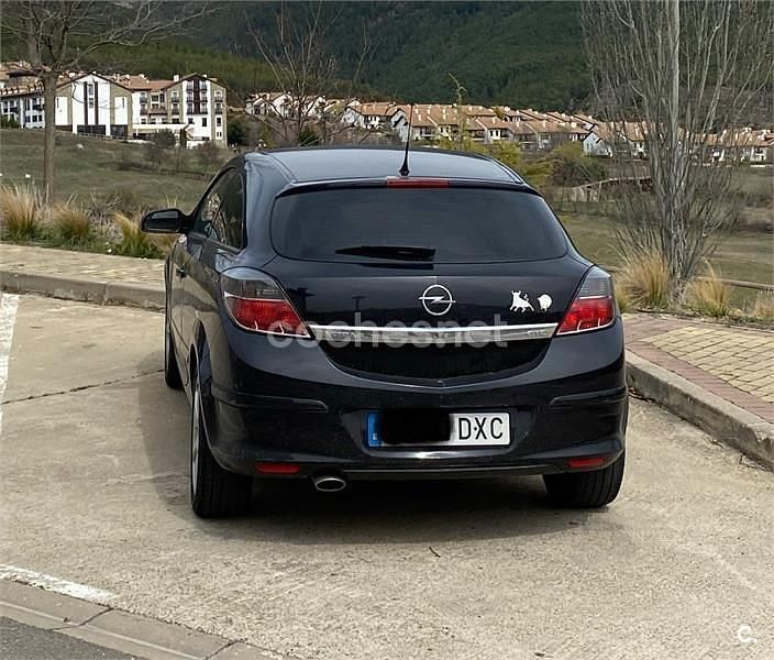 Usado Opel Astra GTC Sport 105 CV (77 kW) 2006 Negro Berlina