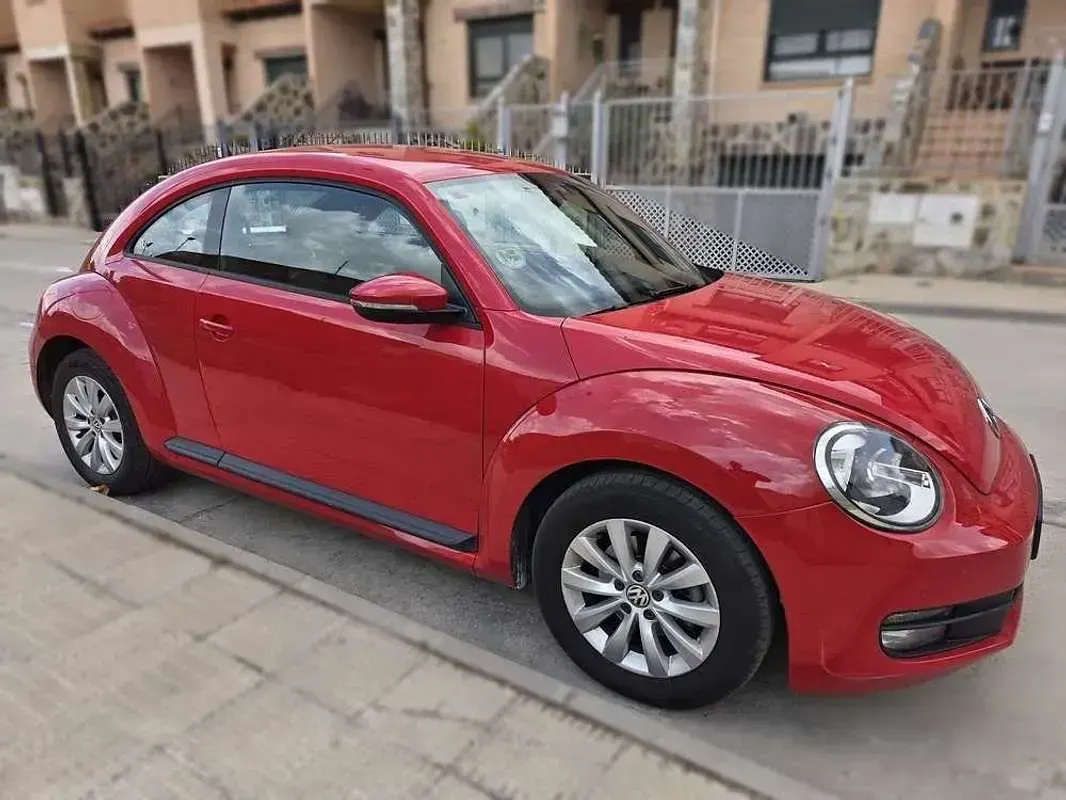 Usado VW Beetle 105 CV (77 kW) 2014 Rojo Utilitario