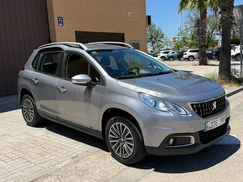 Usado Peugeot 2008 Active 100 CV (73 kW) 2016 Gris / plata SUV
