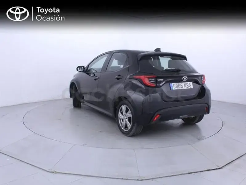 Usado Toyota Yaris Hybrid Active 116 CV (85 kW) 2025 Negro Berlina