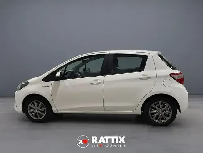 Usado Toyota Yaris Hybrid Active 100 CV (73 kW) 2020 Blanco Berlina