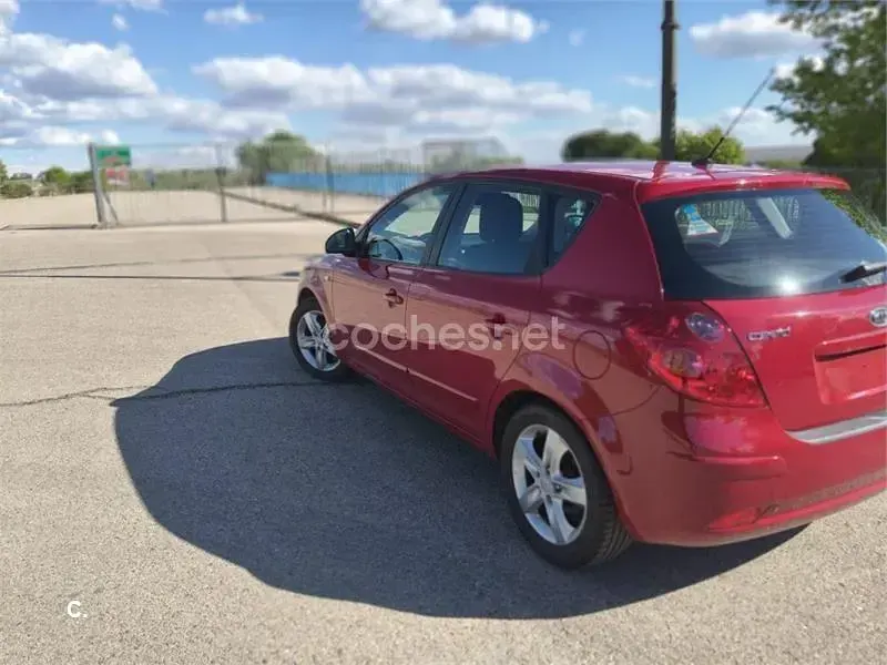 Usado Kia Ceed Active 122 CV (89 kW) 2008 Rojo Utilitario