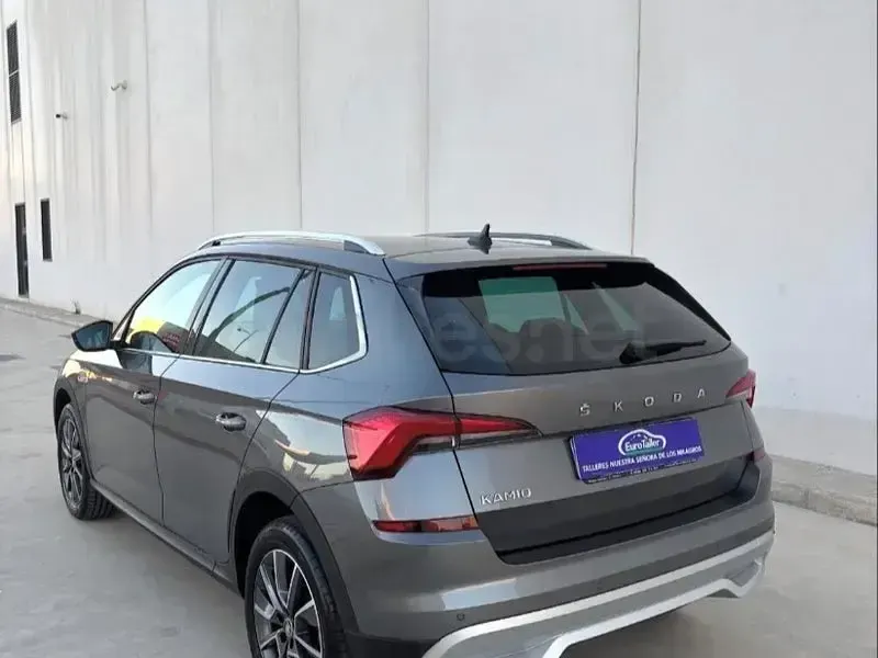 Usado Skoda Kamiq 150 CV (110 kW) 2022 Gris / plata SUV