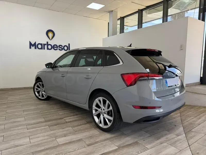 Usado Skoda Scala Style 110 CV (80 kW) 2023 Gris / plata Utilitario
