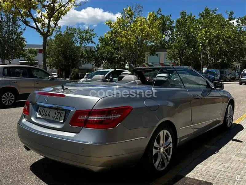 Usado Mercedes E220 Elegance 170 CV (125 kW) 2011 Gris / plata Descapotable