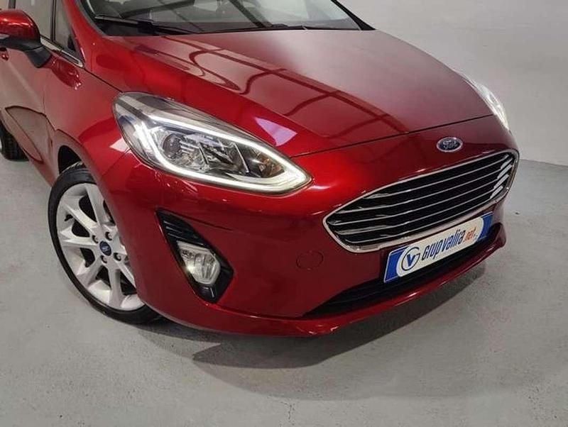 Usado Ford Fiesta Titanium 101 CV (74 kW) 2017 Rojo Utilitario