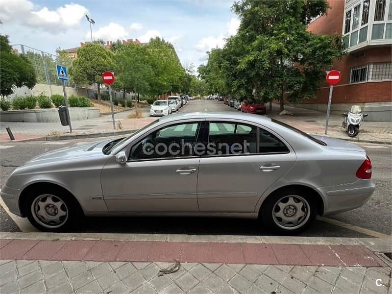 Usado Mercedes E240 Classic 177 CV (130 kW) 2003 Gris / plata Berlina