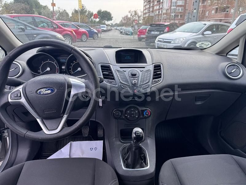 Usado Ford Fiesta Trend 75 CV (55 kW) 2014 Gris / plata Berlina