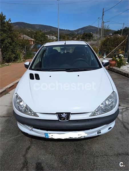 Usado Peugeot 206 70 CV (51 kW) 2005 Blanco Berlina