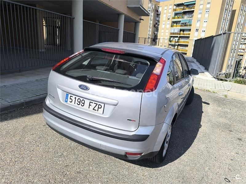 Usado Ford Focus Trend 115 CV (84 kW) 2008 Gris / plata Berlina
