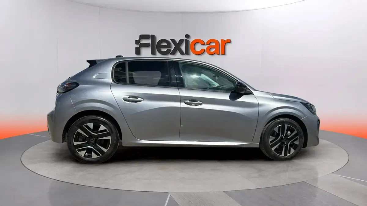 Usado Peugeot 208 Allure 101 CV (74 kW) 2025 Gris Utilitario