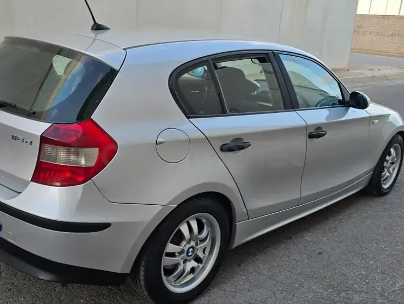 Usado BMW 118 143 CV (105 kW) 2007 Gris / plata Utilitario
